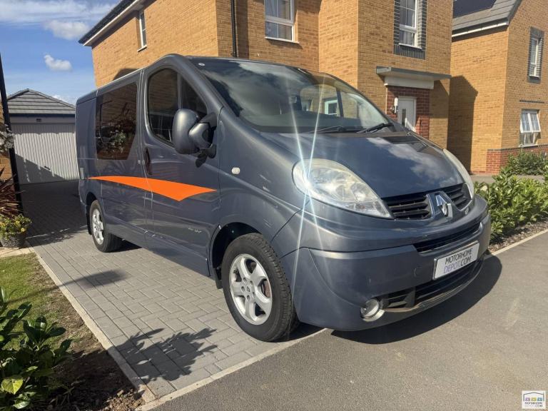 Renault Trafic Sport - 2011 - end lounge - campervan 