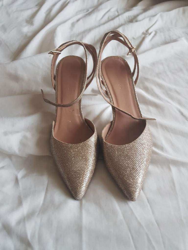 Womens gold heels. Size 6