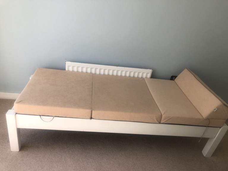 Futon sofabed sofa seater wooden frame with foldable mattress

beautiful piece.

190x 75cm