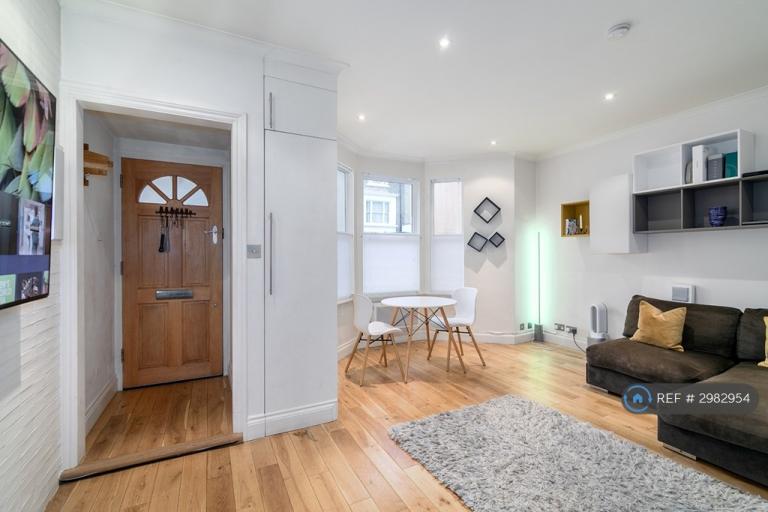 1 bedroom flat in Curwen Road, London, W12 (1 bed) (#2982954)