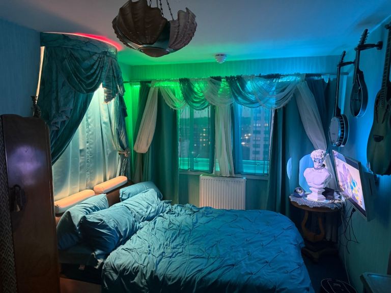 Preferably gay flat mate needed -  Cheap rent - Bills included 