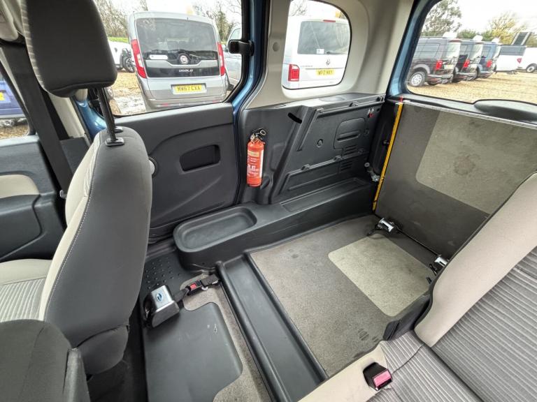 RENAULT Kangoo WHEELCHAIR ACCESSIBLE VEHICLE WAV 1.5 dCi Expression 2011