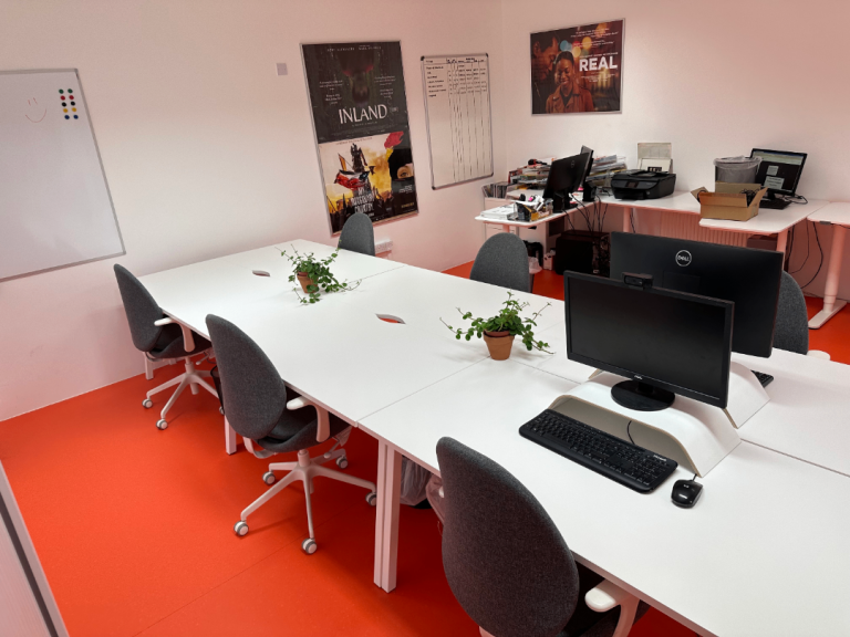 Office / Home Desk - White - 1400mm(W) x 700mm(L)