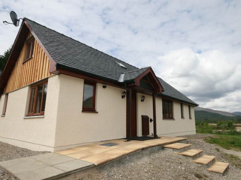 Modern four bedroom house available for medium term just north of Fort William 