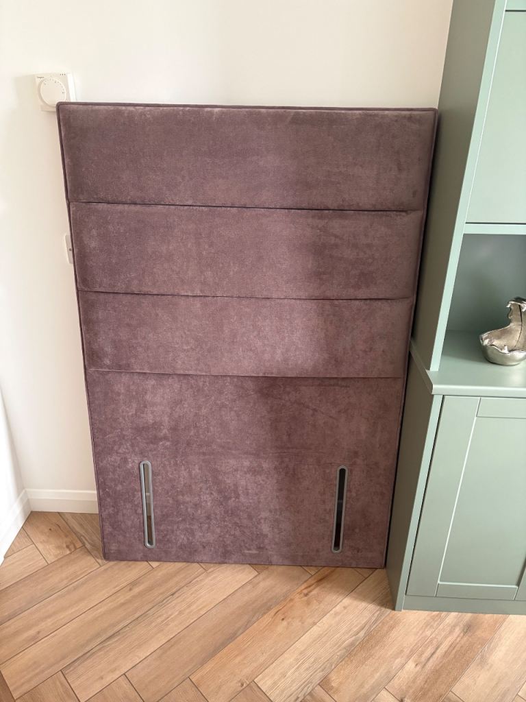 Single floor standing headboard 