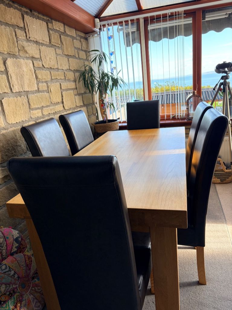 Solid Oak Dining Table & 6 matching chairs 
