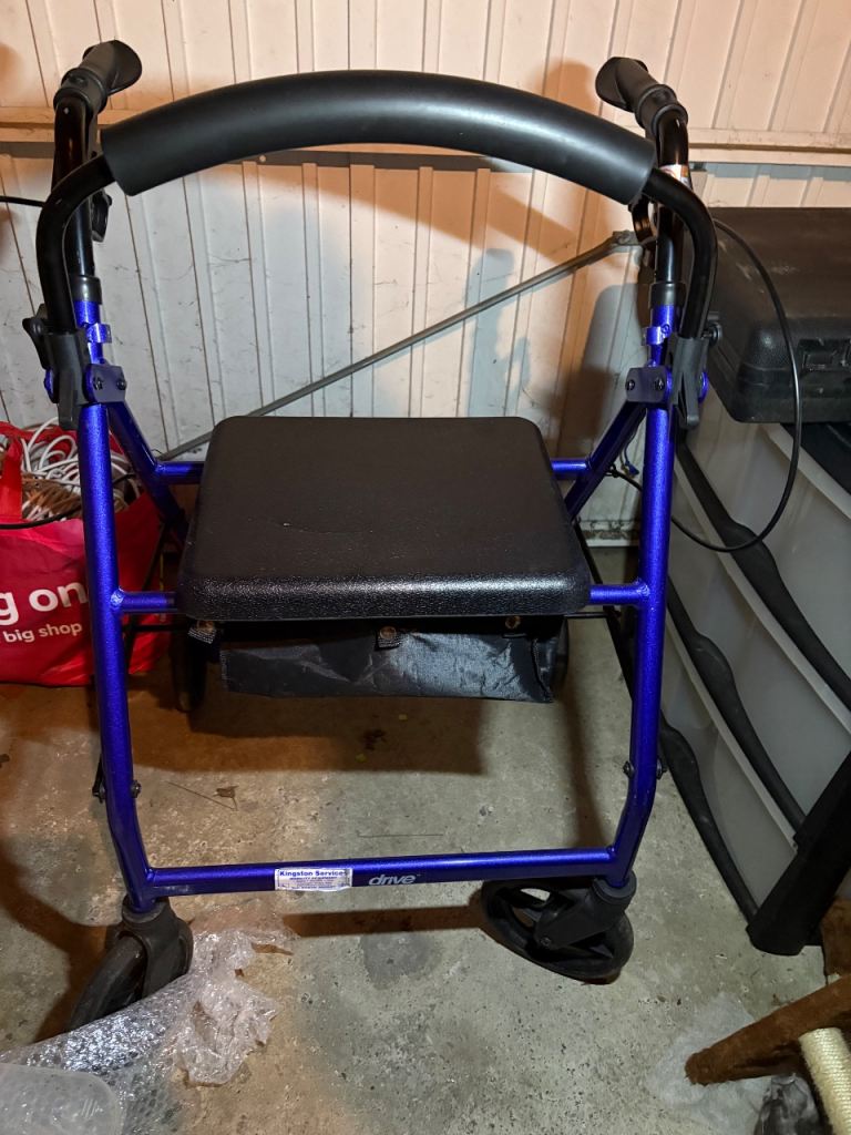 Rollator/walker with seat