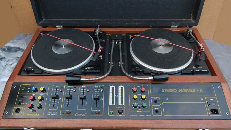Stereo Hawaii II Double Turntable with Mixer – Good Condition