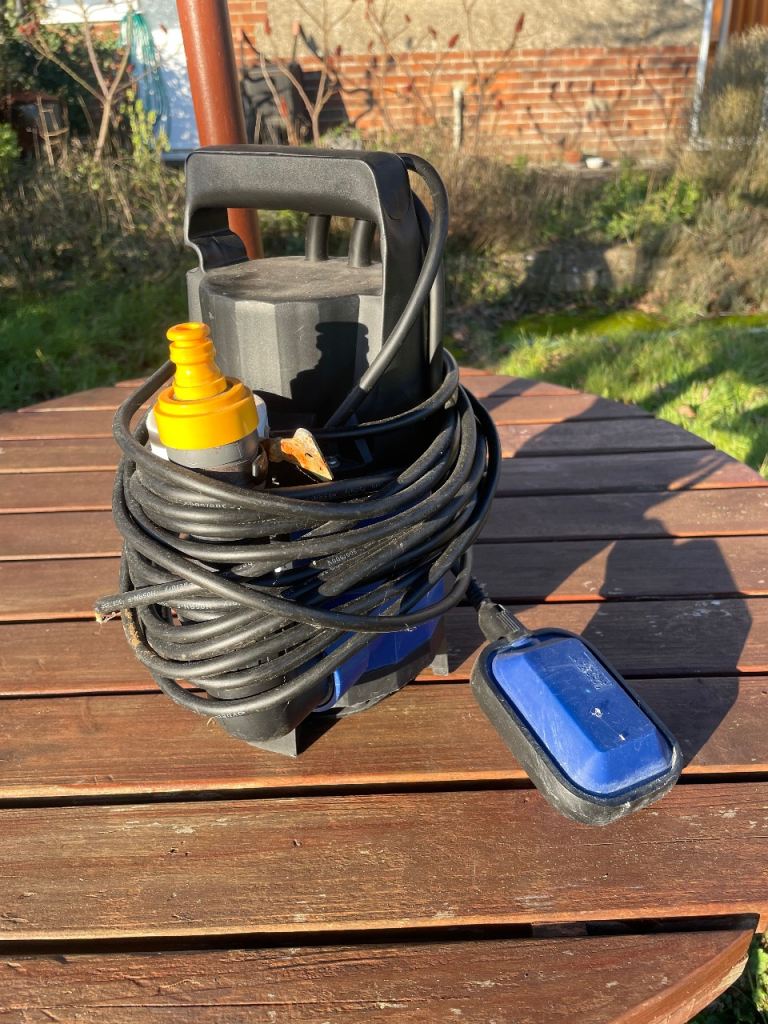 Submersible water pump
