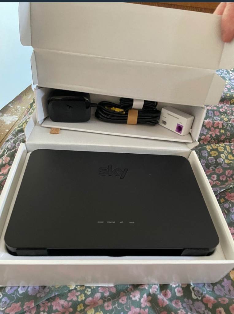 *MAKE OFFER* Sky Broadband Hub - Black, As Good As New