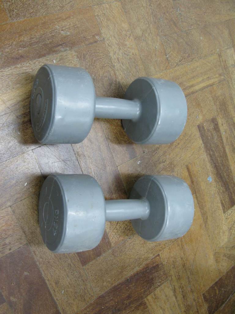 A pair of 4.5kg gray dumbbells