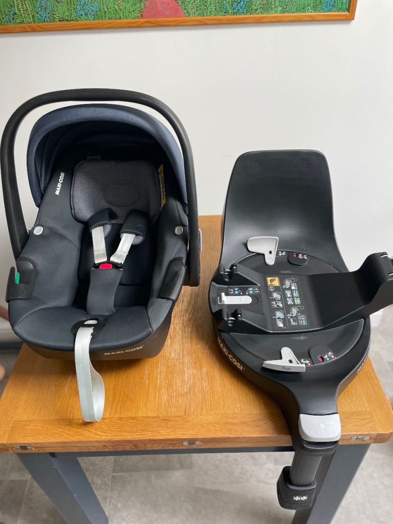 Maxi-Cosi 360 isofix and pebble baby seat with newborn inset. 