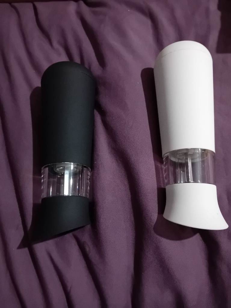 Set of 2 salt and pepper dispensers