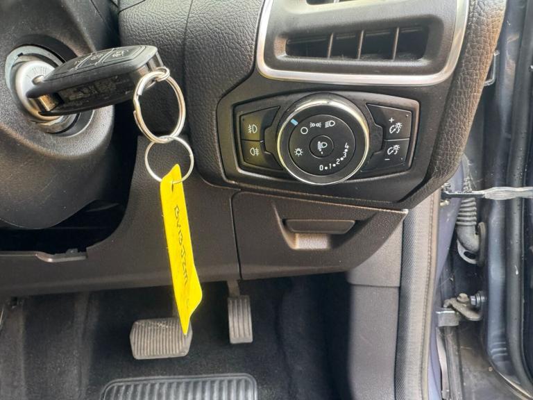 2013 Ford Focus 1.6 125 Zetec 5dr Powershift HATCHBACK Petrol Automatic