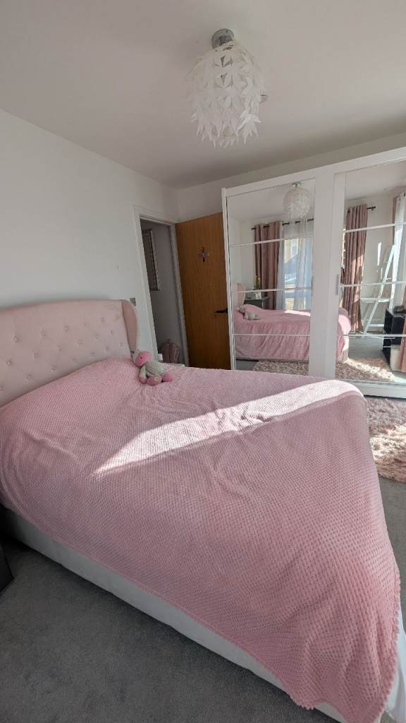   🌿 Private Bright Room – Peaceful & Immaculate Home (Female Preferred)