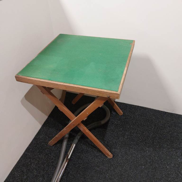 Folding card/jigsaw table