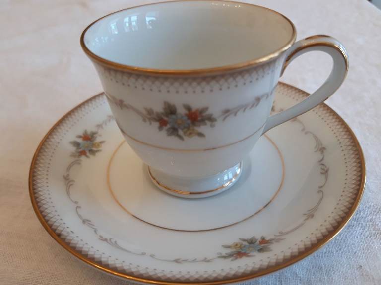 Vintage NORITAKE Fine Bone China Tea Set, White and Gold, 24 pieces (in boxes)