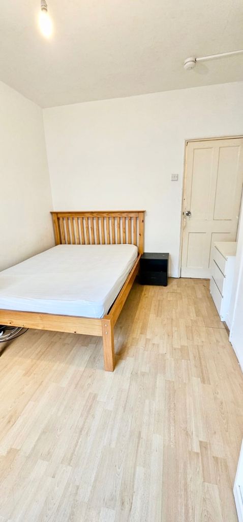 Rent Double Room - Located just a short walk to Aldgate & Aldgate East Station