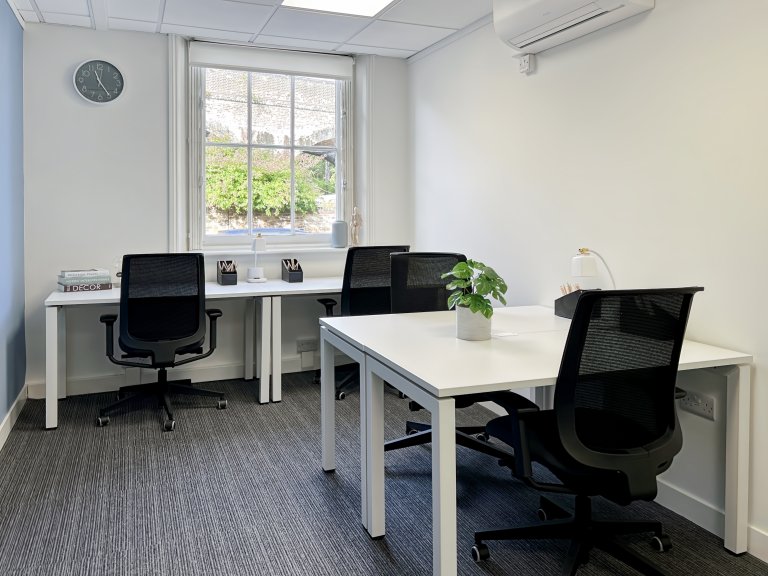 London - SW152DZ \ Office Space for Rent with 5 Desks