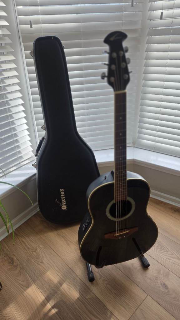 ‘Applause’ by ‘Ovation’ round-back electro acoustic guitar (Black)