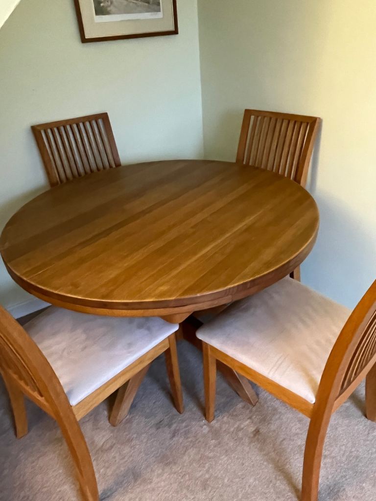 Solid Oak Round/Oval Extendable Dining Table with 6 Chairs – Good Condition