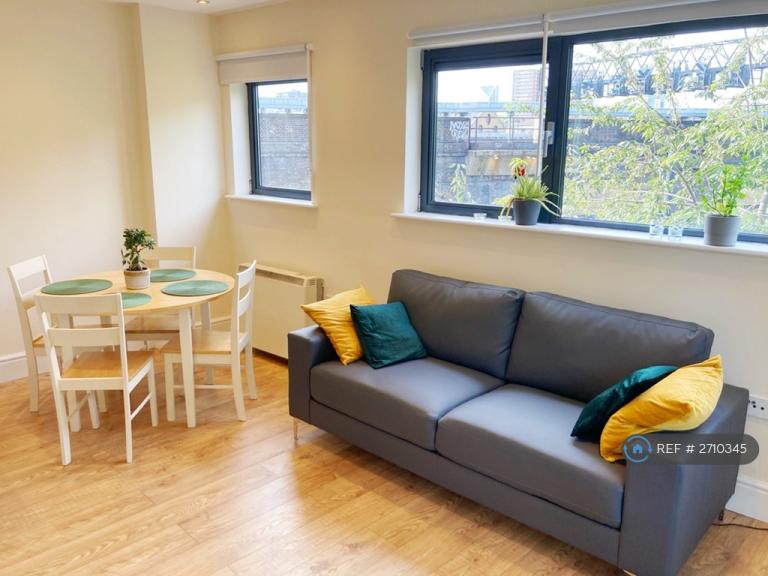 2 bedroom flat in Tower Bridge Road, London, SE1 (2 bed) (#2710345)