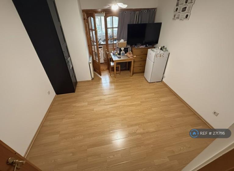 Studio flat in Church Lane, London, E11 (#2717116)