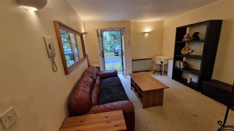 Immaculate ground floor apartment in Victoria Park, M14