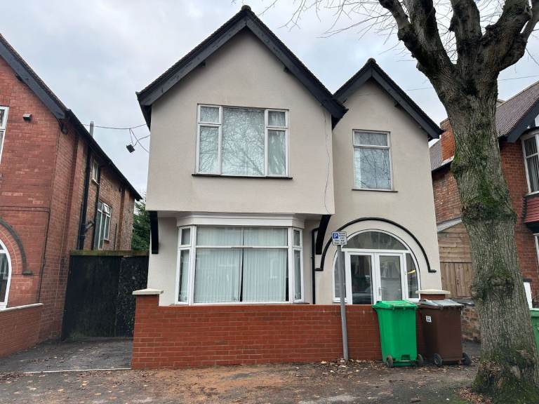 A HMO PROPERTY TO RENT AS A WHOLE OR INDIVIDUAL ROOMS 