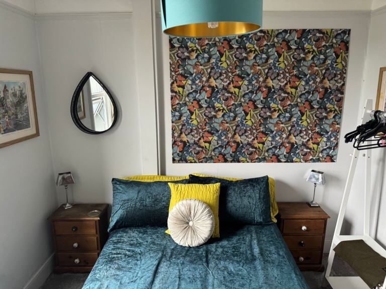 Double room to rent in family home 