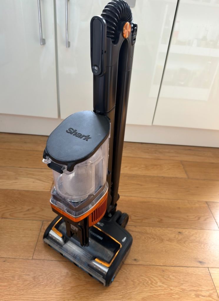 Shark  Shark Anti Hair Wrap Cordless Vacuum IZ300UK