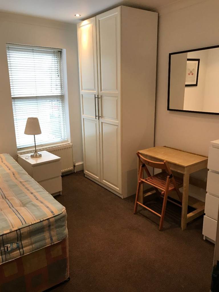 LARGE SINGLE ROOM IN CLEAN AND QUIET HOUSE, 3 MIN WALK TOTTENHAM HALE TUBE, WIFI, CLEANER
