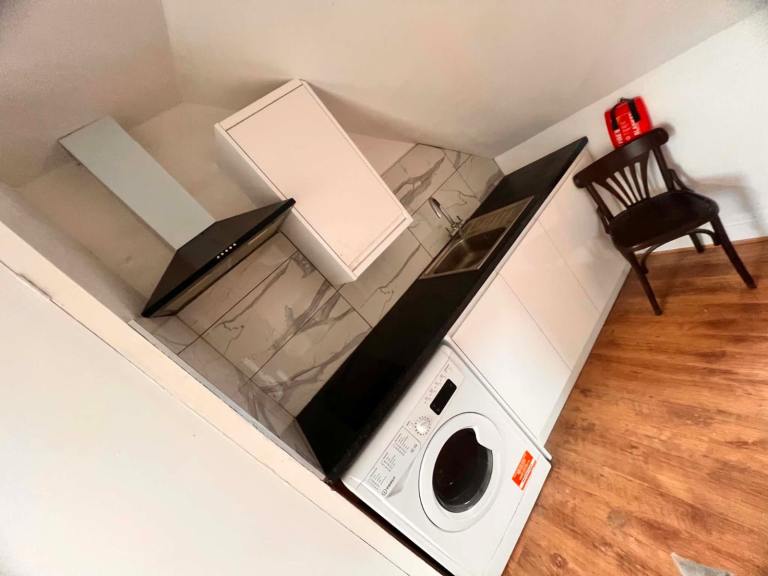 Block Of 6 Flats (2x 1- Bed + 4 Studios) - Prime Reading Location - RG30 | COMPANY LET ALLOWED