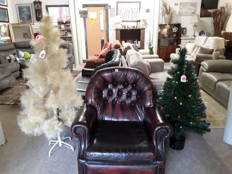 Fab vintage gold bushy 5ft Christmas tree Low Cost Moves 2nd Hand Furniture STALYBRIDGE SK15 3DN