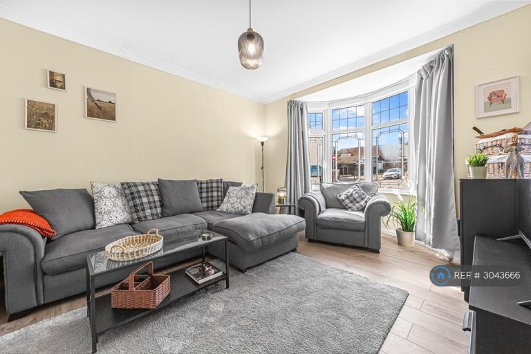 4 bedroom house in Fairfax Drive, Westcliff-On-Sea, SS0 (4 bed) (#3043666)