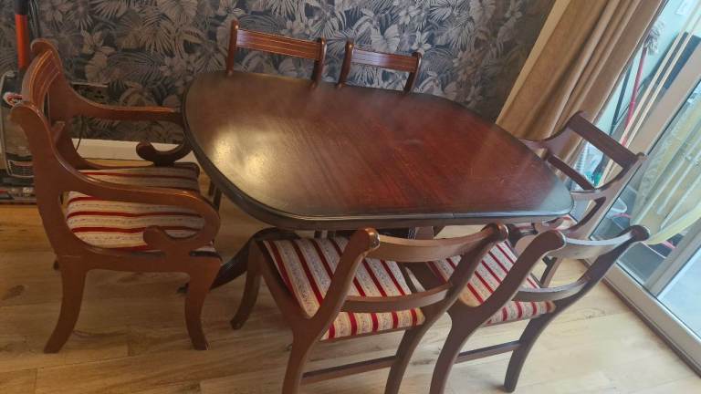 Extendable dining table and 6 chairs 