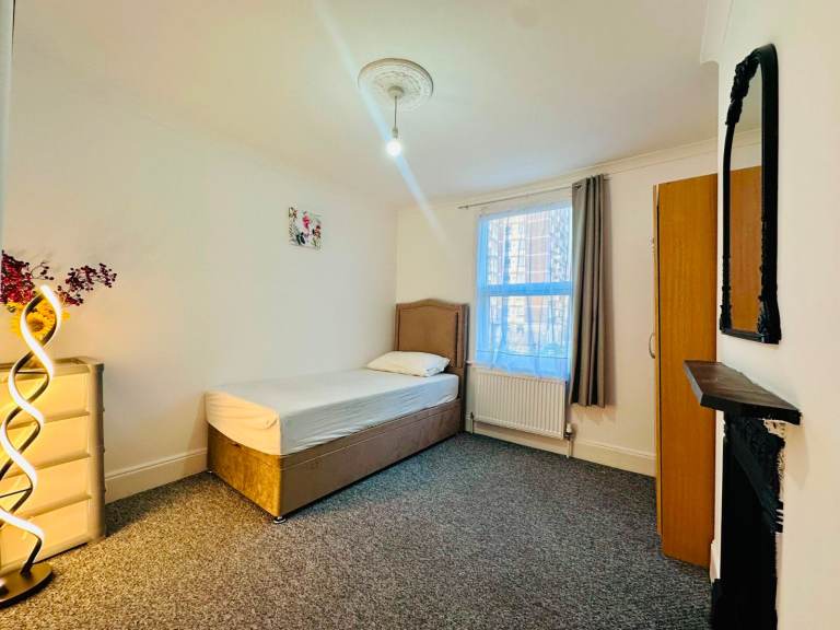 Decent sized room to rent near Thornton Heath Station, Croydon, £650 All inclusive.