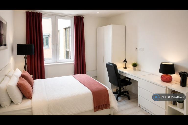 Studio flat in Venture House, Staines-Upon-Thames, TW18 (#2974643)