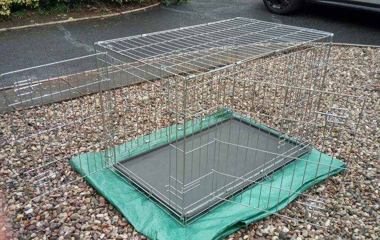 Dog Crate Excellent Condition. 2 doors W=91cm, D=57cm, H=61cm (from Pets at Home)