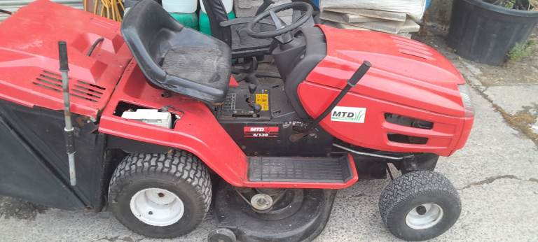 Lawnmower Ride On MTD E/130