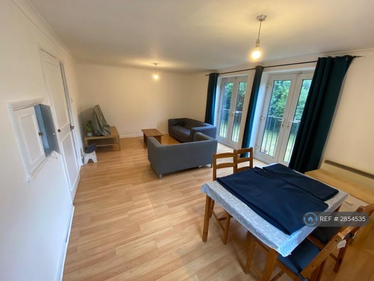2 bedroom flat in Greenlands Road, Staines-Upon-Thames, TW18 (2 bed) (#2854535)