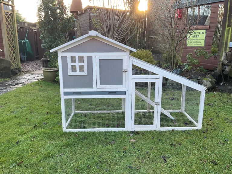 Rabbit / Guinea Pig Hutch. Can deliver. Extras Included Good Condition 