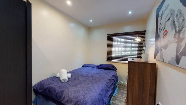 Room to rent on Chatsworth Road, London