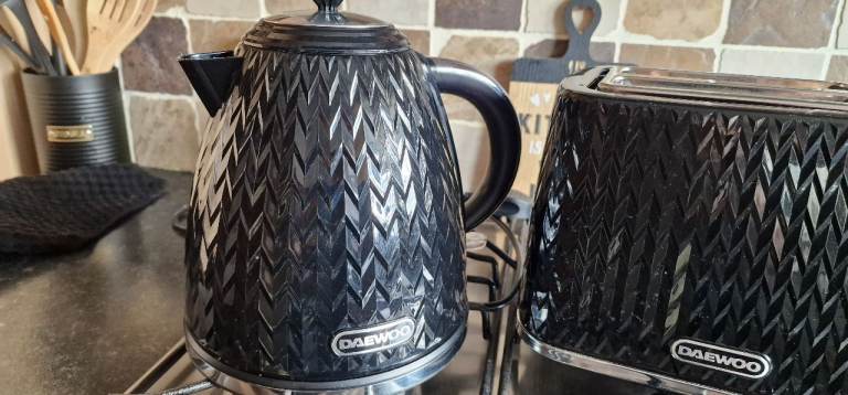 Daewoo kettle &  toaster set 