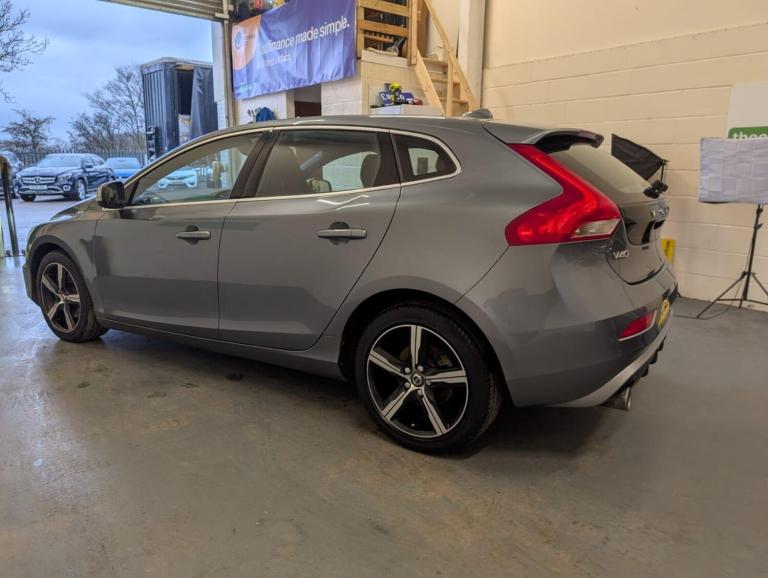 2019 Volvo V40 2.0 T2 GPF R-Design Nav Plus Euro 6 (s/s) 5dr HATCHBACK Petrol Manual