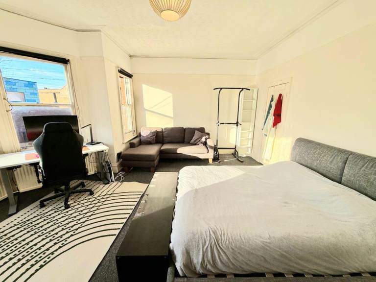 Zone 2 Huge Room 2 Weeks Deposit