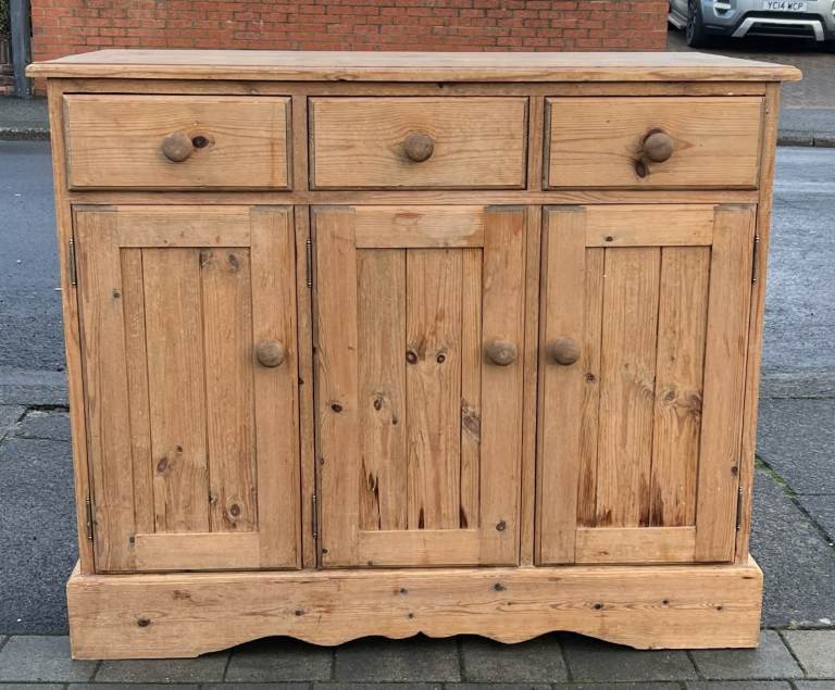 A VINTAGE SOLID PINE SIDEBOARD