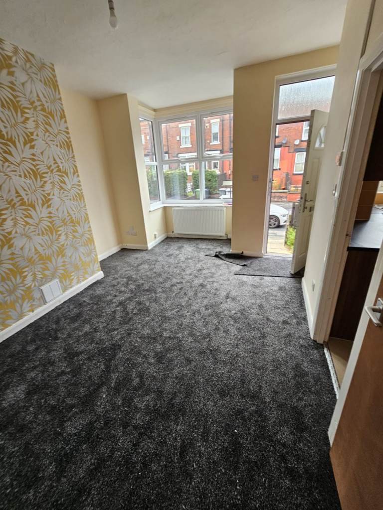 2 bedroom newly refurbished property for rent in LS11, Leeds one month rolling contract 