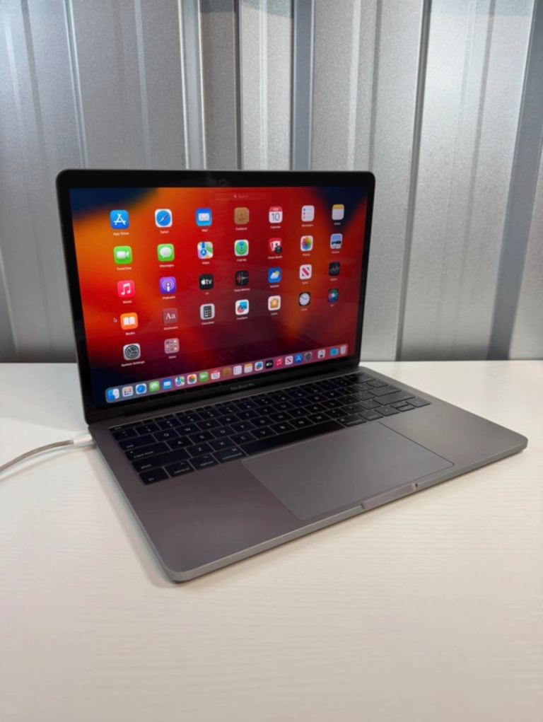 Apple MacBook Pro 2017 – Intel Core i7 | 8GB RAM | 512GB SSD