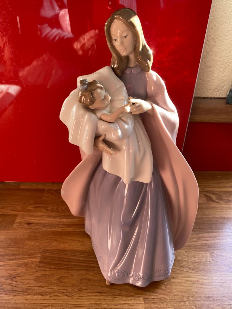 Ladro Nao collectables figures 